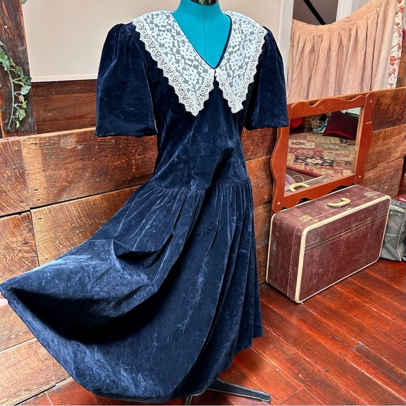 Vintage Wednesday Adams Goth Velvet Dress w Victorian Lace Collar & Puff Sleeves - Picture 2 of 14